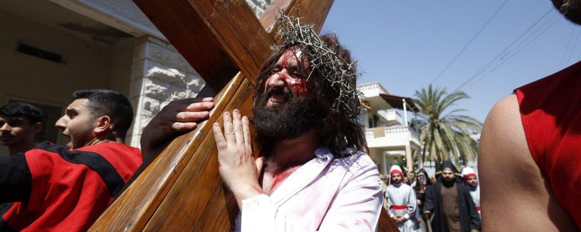 مسيرة تمثيلية لمحاكاة صلب السيد المسيح في جنوب لبنان - سبوتنيك عربي, 1920, 18.04.2025