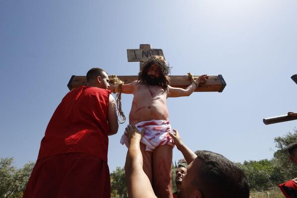 مسيرة تمثيلية لمحاكاة صلب السيد المسيح في جنوب لبنان - سبوتنيك عربي