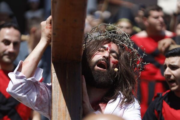 مسيرة تمثيلية لمحاكاة صلب السيد المسيح في جنوب لبنان - سبوتنيك عربي