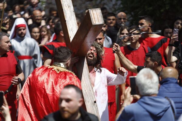 مسيرة تمثيلية لمحاكاة صلب السيد المسيح في جنوب لبنان - سبوتنيك عربي