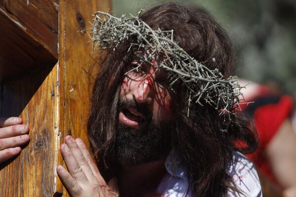 مسيرة تمثيلية لمحاكاة صلب السيد المسيح في جنوب لبنان - سبوتنيك عربي