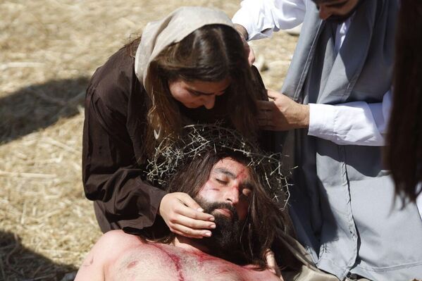 مسيرة تمثيلية لمحاكاة صلب السيد المسيح في جنوب لبنان - سبوتنيك عربي