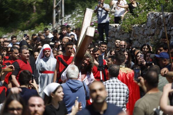 مسيرة تمثيلية لمحاكاة صلب السيد المسيح في جنوب لبنان - سبوتنيك عربي