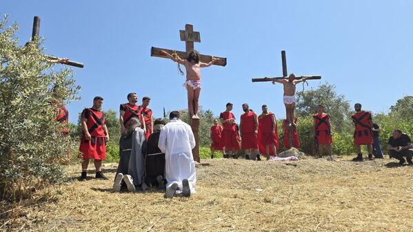 مسيرة تمثيلية لمحاكاة صلب السيد المسيح في جنوب لبنان - سبوتنيك عربي