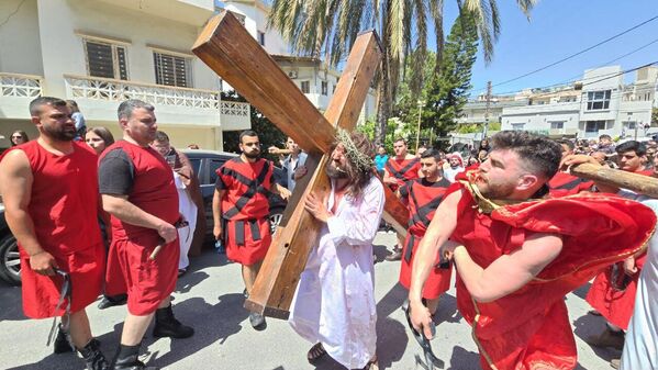 مسيرة تمثيلية لمحاكاة صلب السيد المسيح في جنوب لبنان - سبوتنيك عربي