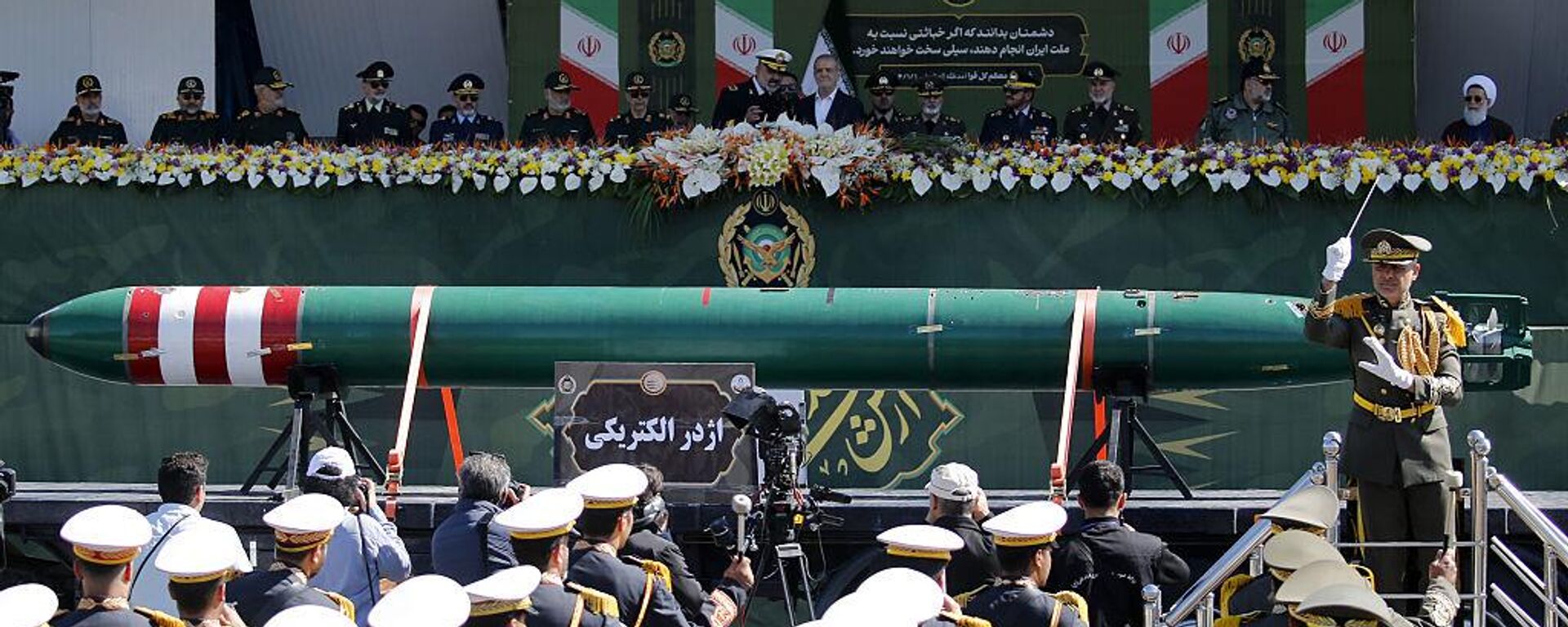 الرئيس الإيراني مسعود بزشكيان مع قادة الجيش والحرس الثوري في احتفالات يوم الجيش الإيراني - سبوتنيك عربي, 1920, 19.04.2025