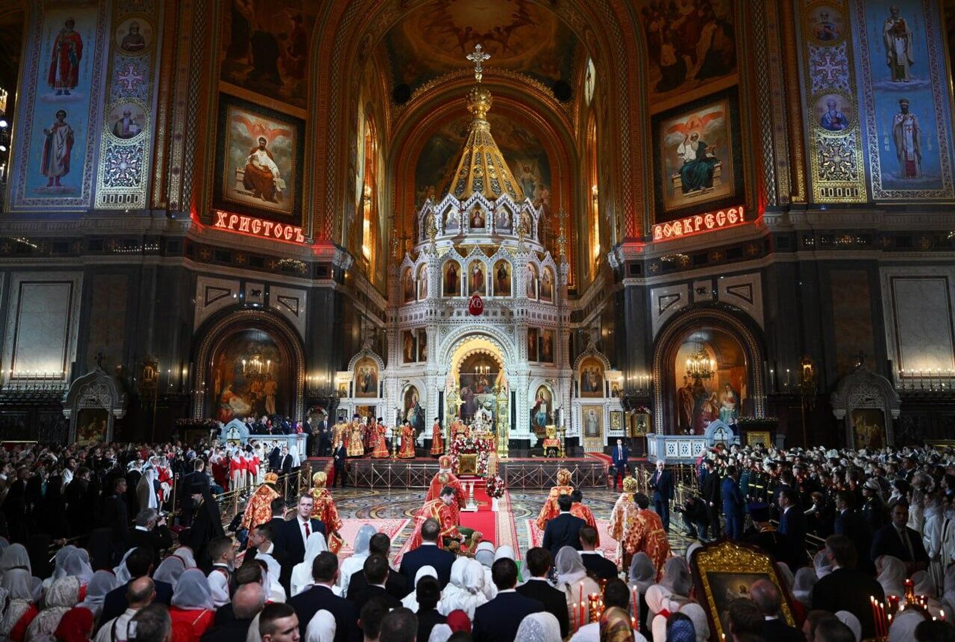 الرئيس الروسي فلاديمير بوتن، برفقة عمدة موسكو سيرغي سوبيانين يحضر قداس عيد الفصح في كاتدرائية المسيح المخلص - سبوتنيك عربي, 1920, 20.04.2025