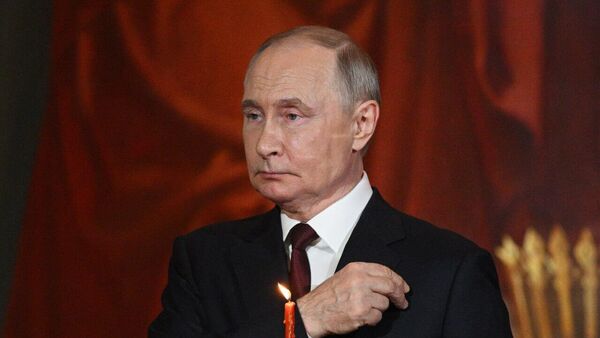 الرئيس الروسي فلاديمير بوتن، برفقة عمدة موسكو سيرغي سوبيانين يحضر قداس عيد الفصح في كاتدرائية المسيح المخلص - سبوتنيك عربي