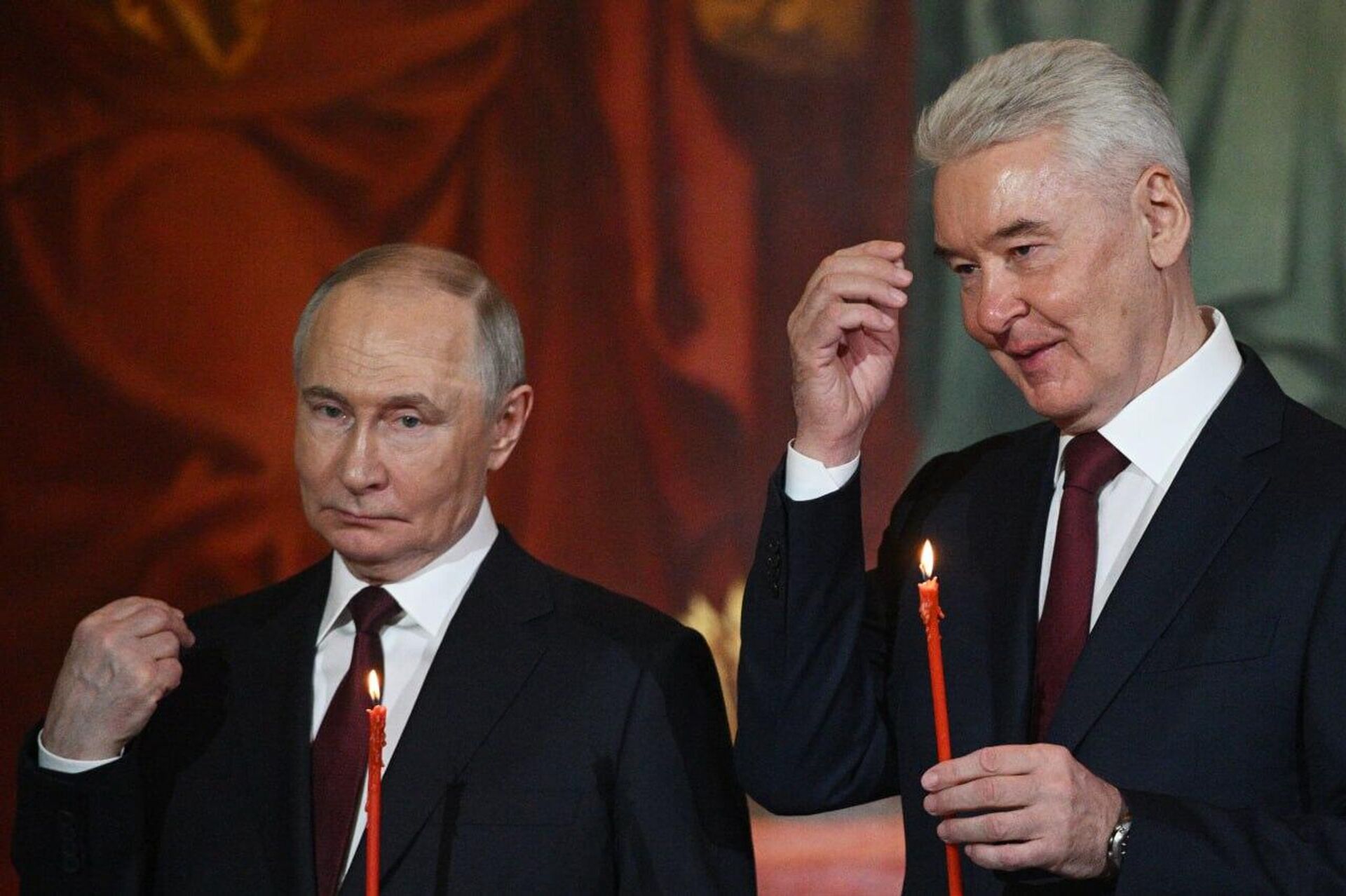 الرئيس الروسي فلاديمير بوتن، برفقة عمدة موسكو سيرغي سوبيانين يحضر قداس عيد الفصح في كاتدرائية المسيح المخلص - سبوتنيك عربي, 1920, 20.04.2025