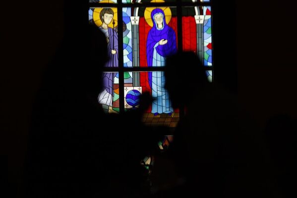 وترأس الأب طوني إلياس، قداسًا آخر في كنيسة التجلي، وسط حضور شعبي لافت. - سبوتنيك عربي