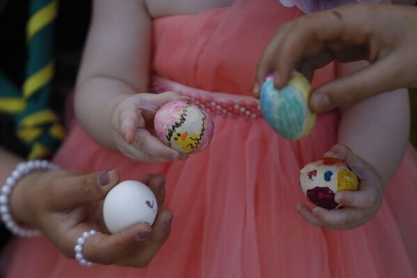 أبدى الأطفال فرحهم بالمناسبة وباحتفالهم بتقليد &quot;بتفقيس البيض الملون&quot; - سبوتنيك عربي