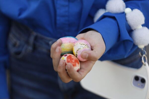 &quot;تفقيس البيض الملوّن&quot;، هي عادة رمزية تعبّر عن قيامة المسيح وبعث الحياة من جديد، وتنتظرها العائلات من عام إلى عام. - سبوتنيك عربي