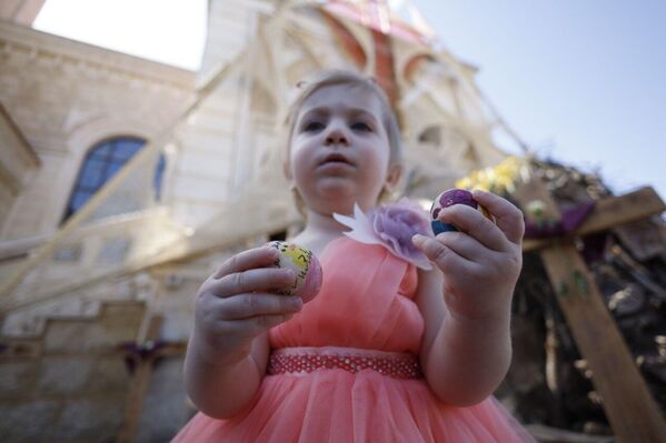 عمّت أجواء البهجة أرجاء بلدة رميش الجنوبية، لا سيما بين الأطفال الذين احتفلوا بتقليد &quot;تفقيس البيض الملوّن&quot;. - سبوتنيك عربي