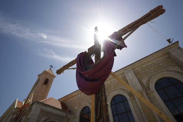 وفي كنيسة &quot;التجلي&quot; وكنيسة &quot;مار جرجس&quot;، أقيمت 4 قداديس ترأس معظمها كاهن الرعية الأب نجيب العميل. - سبوتنيك عربي