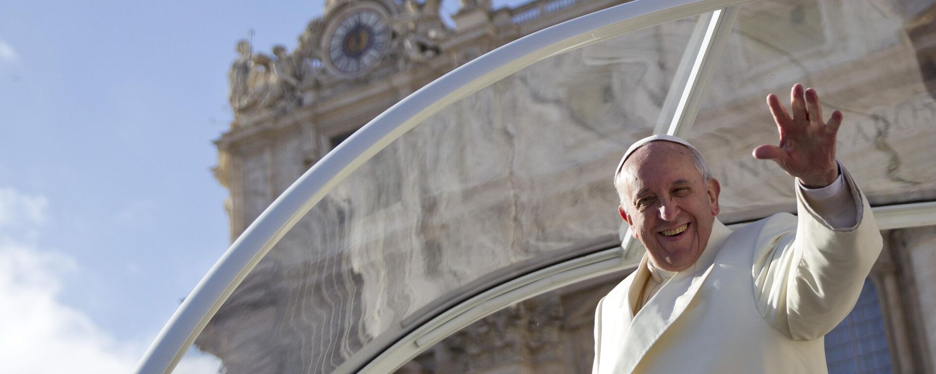 Папа Франциск машет рукой на площади Святого Петра в Ватикане - سبوتنيك عربي, 1920, 21.04.2025