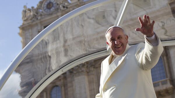 Папа Франциск машет рукой на площади Святого Петра в Ватикане - سبوتنيك عربي