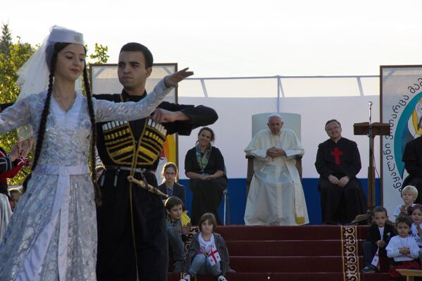 البابا فرنسيس خلال زيارة لمركز مساعدة الرهبنة الكاميلية في كنيسة صعود السيدة العذراء مريم في تبليسي. - سبوتنيك عربي