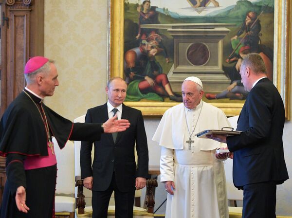 الرئيس الروسي فلاديمير بوتين والبابا فرانسيس خلال اجتماع في قاعة العرش الصغيرة في القصر الرسولي في الفاتيكان. - سبوتنيك عربي