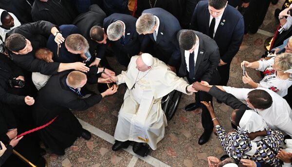 البابا فرنسيس يلتقي رجال الدين في كاتدرائية سيدة العون الدائم في نور سلطان. - سبوتنيك عربي