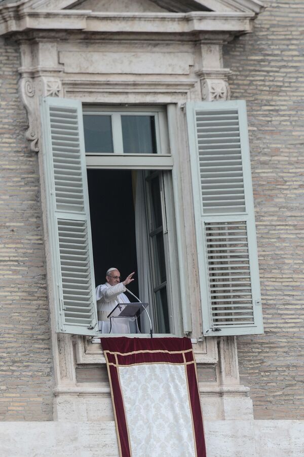 البابا فرنسيس يلقي عظة للمؤمنين في ساحة القديس بطرس في الفاتيكان. - سبوتنيك عربي