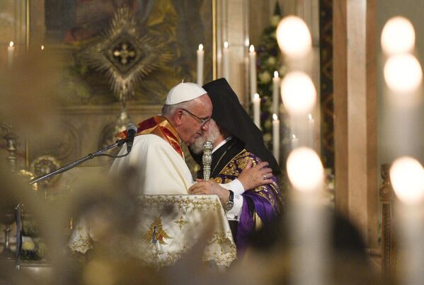 البابا فرانسيس وكاثوليكوس عموم الأرمن غارجين الثاني في كاتدرائية إتشميادزين. - سبوتنيك عربي