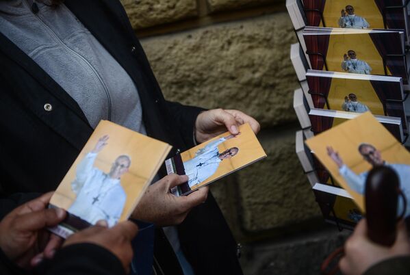 بيع بطاقات بريدية تذكارية عليها صورة البابا فرانسيس في الفاتيكان. - سبوتنيك عربي