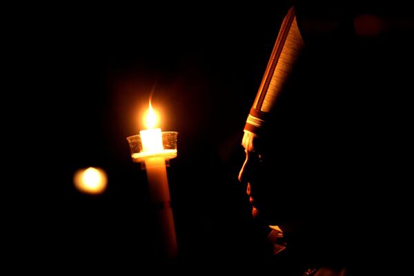 أثناء مشاركة البابا فرنسيس، في قداس النور ليلة عيد الفصح في كنيسة القديس بطرس في روما. - سبوتنيك عربي