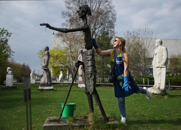 امرأة تشارك في حملة تنظيف في حديقة "موزيون" خلال يوم التنظيف في موسكو. - سبوتنيك عربي