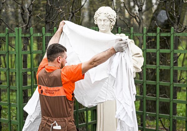 الكشف عن المنحوتات وتجهيز الحديقة الصيفية في مدينة سان بطرسبورغ. - سبوتنيك عربي