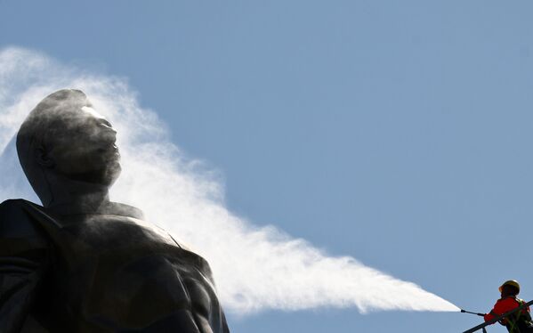 عامل يغسل النصب التذكاري لرائد الفضاء يوري غاغارين، في شارع لينينسكي بروسبكت في موسكو. - سبوتنيك عربي