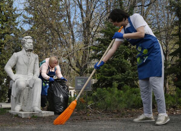 سكان مدينة موسكو يشاركون في حملة تنظيف في حديقة "موزيون" خلال يوم التنظيف في موسكو. - سبوتنيك عربي