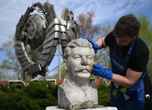 عامل ينظف تمثال "ستالين" في مدينة موسكو. - سبوتنيك عربي