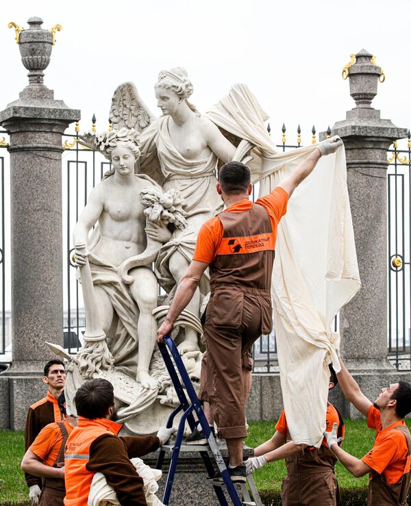 صورة تظهر تجهيزات الحديقة الصيفية في سان بطرسبورغ استعدادا لاستقبال فصل الصيف. - سبوتنيك عربي