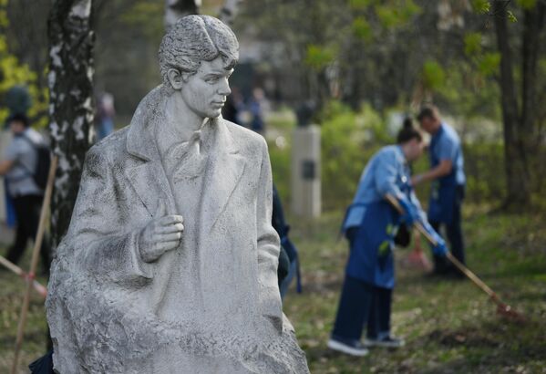 سكان مدينة موسكو يشاركون في تنظيف حديقة "موزيون" استعدادا لاستقبال فصل الصيف. - سبوتنيك عربي