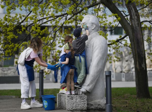سكان مدينة موسكو يشاركون في حملة لتنظيف المدينة استعدادا لفصل الصيف. - سبوتنيك عربي