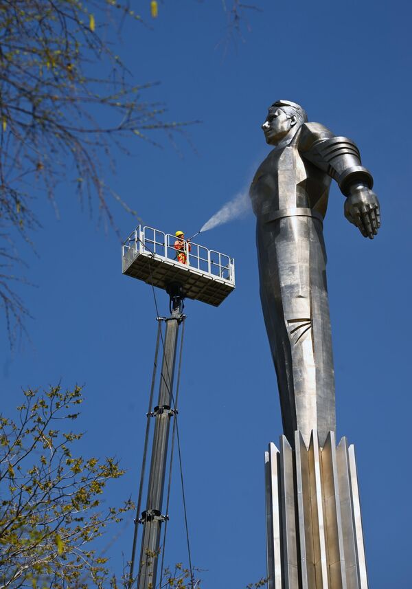 عامل يقوم بتنظيف النصب التذكاري لرائد الفضاء يوري غاغارين في شارع لينينسكي بروسبكت في موسكو. - سبوتنيك عربي