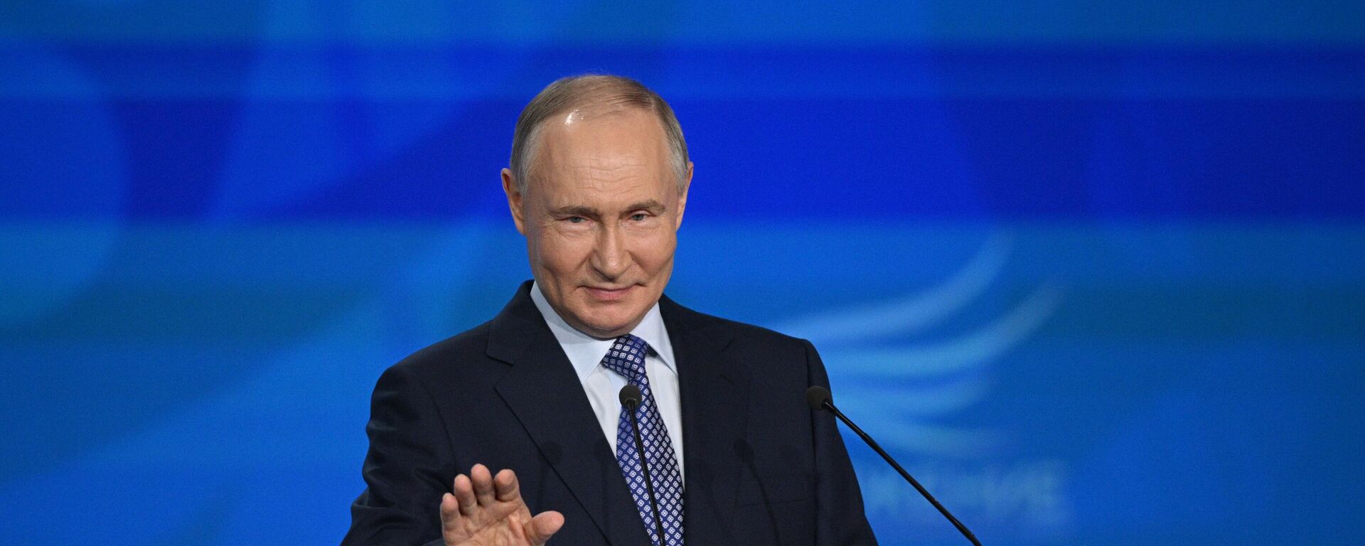  الرئيس الروسي فلاديمير بوتين في حفل تكريم الفائزين بجائزة الخدمة - سبوتنيك عربي, 1920, 21.04.2025