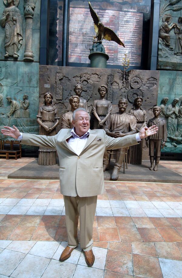 تسيريتيلي خلال تقديم عمله النحتي الضخم &quot;ليلة إيباتيف&quot;، المخصص للمصير المأساوي للعائلة المالكة.  - سبوتنيك عربي