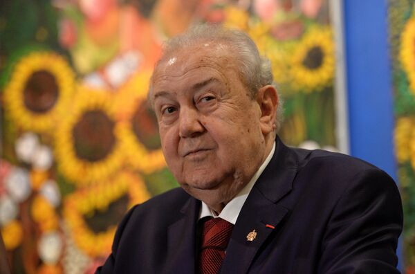  تسيريتيلي في افتتاح معرضه للرسم &quot;لقد ولدت بستاني&quot; في معرض الفنون الجميلة. - سبوتنيك عربي