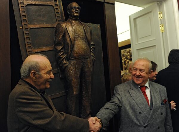 لقاء جمع تسيريتيلي بالمخرج السينمائي جورجي دانيليا خلال معرض لأعمال تسيريتيلي. - سبوتنيك عربي