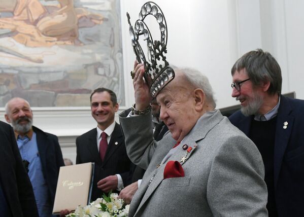  تسيريتيلي يتقبل الهدايا بمناسبة الاحتفال بعيد ميلاده الـ85 خلال اجتماع هيئة رئاسة الأكاديمية الروسية للفنون. - سبوتنيك عربي