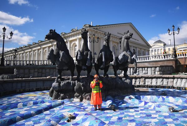 موظف في شركة &quot;غورمست&quot; أثناء تنظيف نافورة &quot;فريمينا غودا&quot;  في ساحة &quot;مانيجنايا&quot; في موسكو. - سبوتنيك عربي