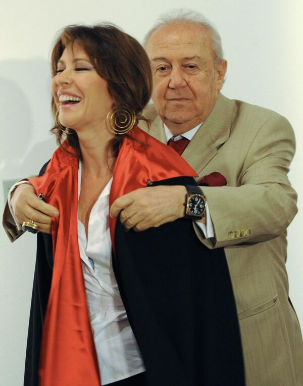 تسيريتيلي والفنانة الإيطالية فرانشيسكا ليوني في افتتاح معرضها الفردي &quot;خارج نطاق الرؤية&quot; في متحف موسكو للفن الحديث. - سبوتنيك عربي