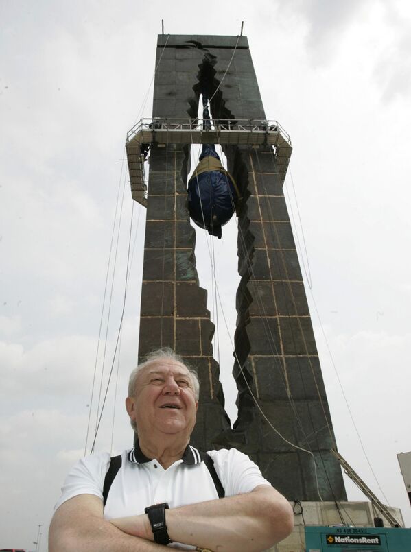 تسيريتيلي يقف بجوار تمثاله التذكاري لهجمات 11 سبتمبر، عندما كان قيد الإنشاء على الواجهة البحرية في بايون، نيوجيرسي. - سبوتنيك عربي