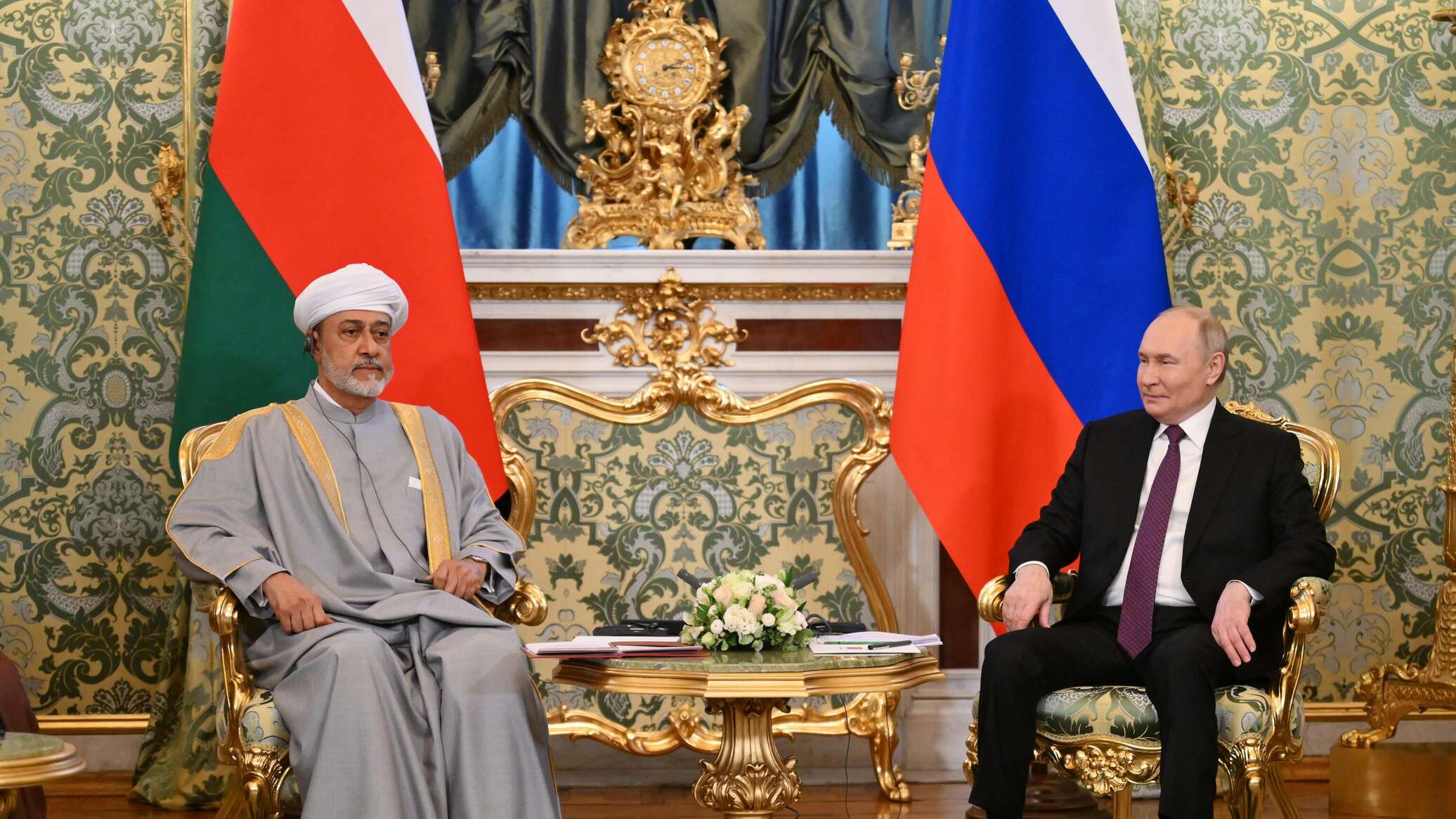 موقف طريف بين بوتين وسلطان عمان في الكرملين... فيديو