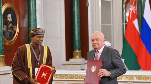  المدير العام لمجموعة روسيا سيغودنيا الإعلامية الدولية الوكالة الأم لـسبوتنيك ديمتري كيسيليوف خلال توقيع اتفياقية تعاون مع وزارة الإعلام العمانية - سبوتنيك عربي