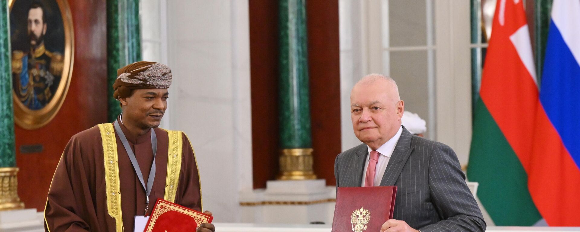  المدير العام لمجموعة روسيا سيغودنيا الإعلامية الدولية الوكالة الأم لـسبوتنيك ديمتري كيسيليوف خلال توقيع اتفياقية تعاون مع وزارة الإعلام العمانية - سبوتنيك عربي, 1920, 22.04.2025