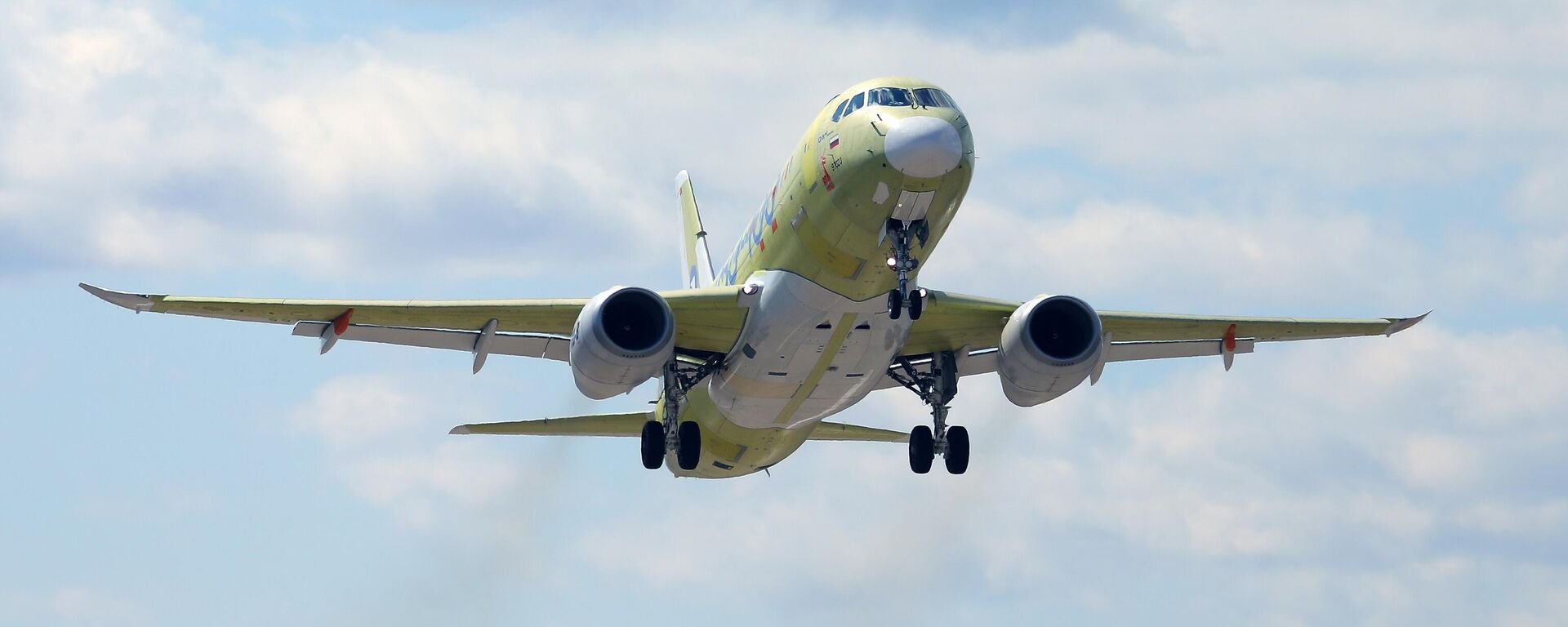 طائرة إس-جي 100 (سوبر جت) المستوردة بالكامل والمزودة بمحركات PD-8 الروسية تقوم برحلتها الأولى - سبوتنيك عربي, 1920, 23.04.2025