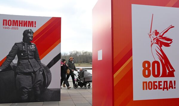 صورة لزينة الشوارع للاحتفال بالذكرى الثمانين للنصر في الحرب الوطنية العظمى على جسر إيفان ياريغين في كراسنويارسك. - سبوتنيك عربي