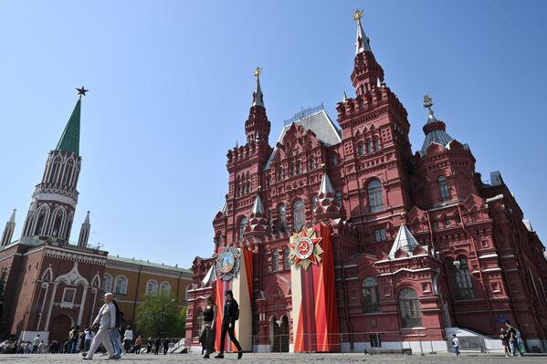 زينة يوم النصر على مبنى المتحف التاريخي في موسكو. - سبوتنيك عربي